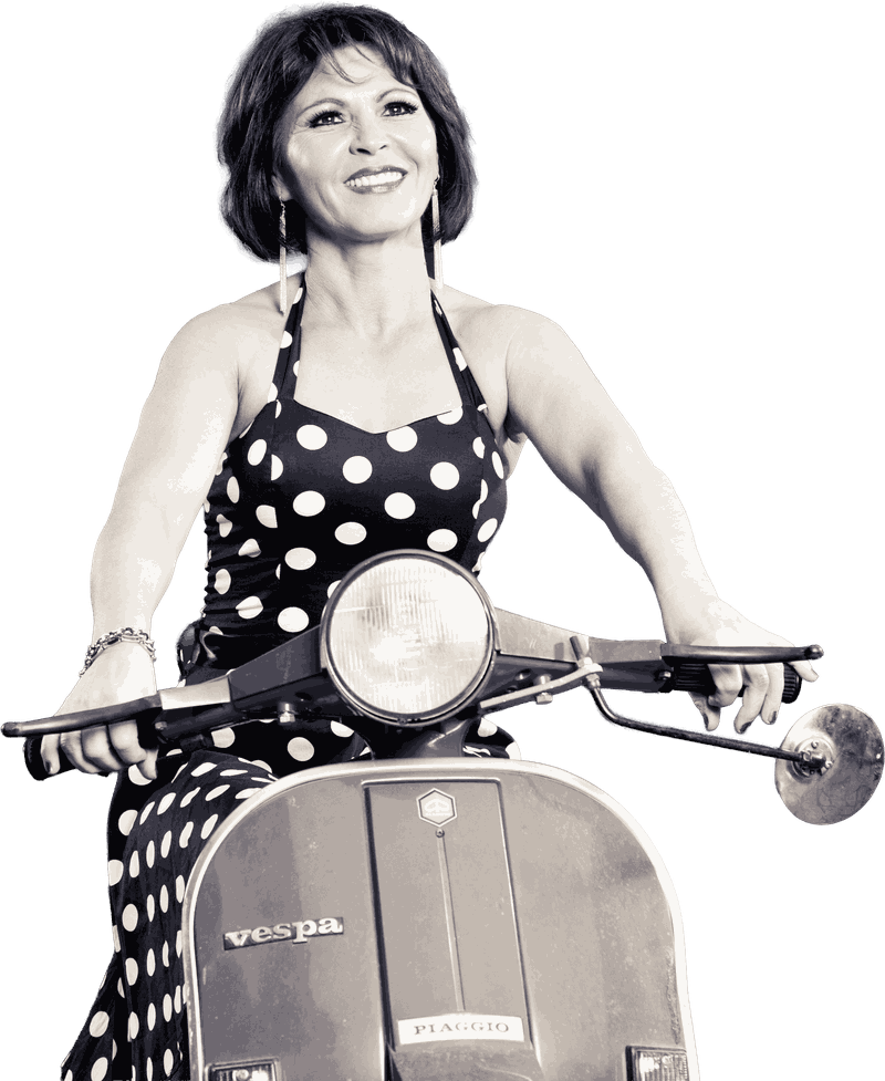 Marie Sambora, en robe à pois, au guidon d'une Vespa