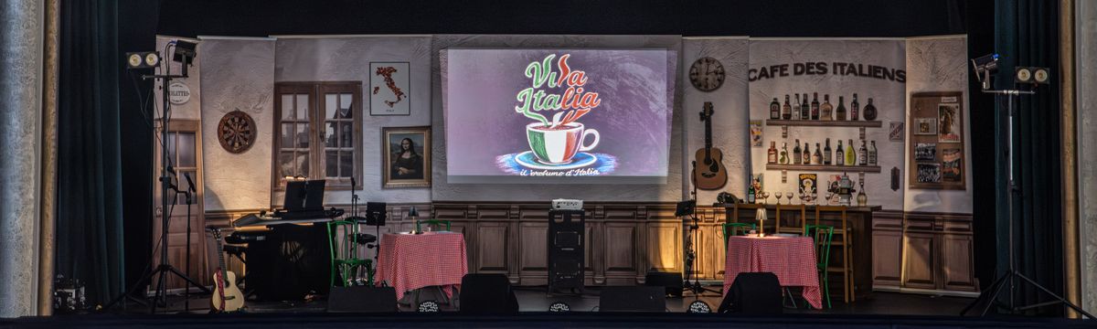 Le décor du Café des Italiens monté sur scène, avant le spectacle