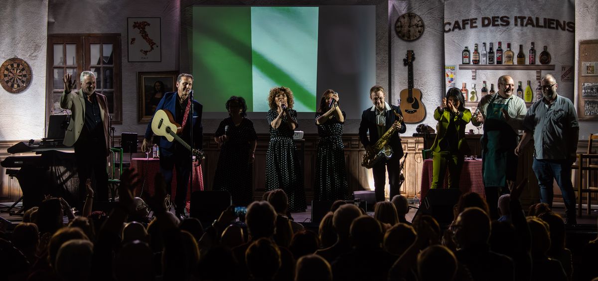 Toute la troupe de Viva Italia salue le public en fin de spectacle